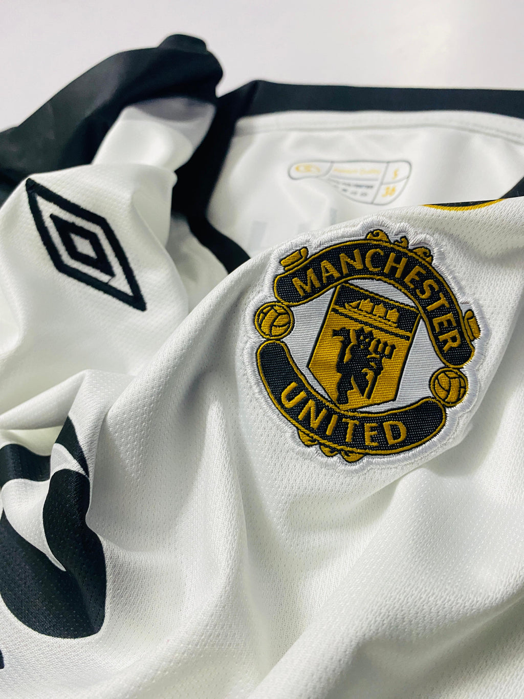 MAN UTD 2001/02 AWAY KIT POLO FULL SLEEVE -EMBROIDERY